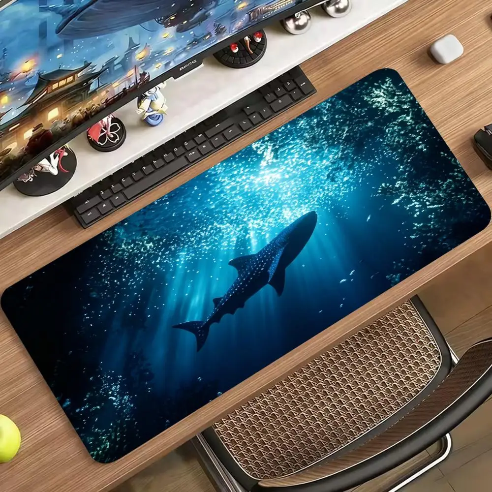 Desk Setup Pc And Laptop - 深海鯨鲨柄の大型ゲーミングマウスパッド。滑り止め加工のゴム製ベースで、PCやノートパソコン、オフィスデスクでの使用に最適。