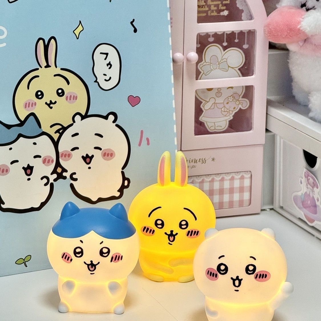 Desk Setup Lamp - アニメ「ちいかわ」のビニール製人形、夜間照明としても使える、かわいい光る「はちわらうさぎ」。寝室や机の上の飾りとして最適。ファンへのサプライズ誕生日プレゼントに。